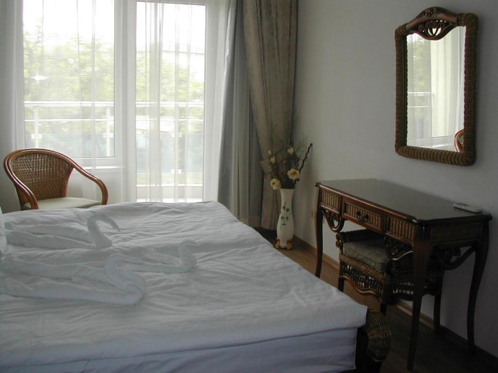 Oasis Suites Apartments And Studios Ravda Room photo